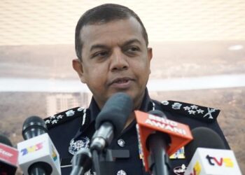 AYOB Khan Mydin Pitchay dalam sidang akhbar di Bukit Aman, Kuala Lumpur, hari ini. - UTUSAN/FAUZI BAHARUDIN