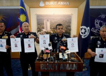 AYOB Khan Mydin Pitchay (dua, kanan) bersama pegawai kanan polis menunjukkan wajah lapan suspek yang kini diburu dipercayai ahli sindiket dadah terbesar di Sabah pada sidang kakhbar di Bukit Aman, Kuala Lumpur, hari ini. - UTUSAN/FAUZI BAHARUDIN 
