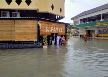 ANGGOTA bomba membawa orang awam ke lokasi selamat dalam kejadian banjir kilat di Taman Fair Park, Ipoh hari ini. - UTUSAN/IHSAN JBPM