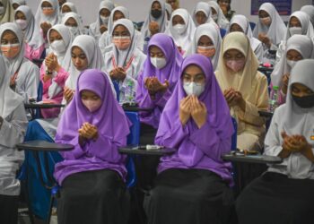 SEBAHAGIAN daripada calon SPM berdoa sebelum memasuki dewan peperiksaan di Sekolah Menengah Sains Sultan Mahmud, Kuala Nerus, hari ini. - UTUSAN/PUQTRA HAIRRY ROSLI