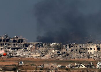 Keadaan di bandar Gaza menunjukkan kepulan asap berikutan serangan tentera Israel semalam. -AFP
