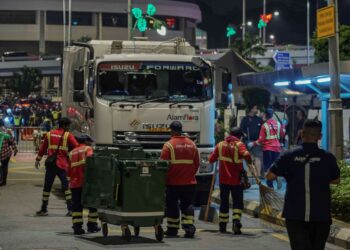 Petugas Alam Flora melakukan kerja-kerja pembersihan selepas selesai Pertunjukkan Cahaya Soulfest sempena Sambutan Ambang Tahun Baru 2024 di Dataran Merdeka, baru-baru ini. -UTUSAN/AMIR KHALID