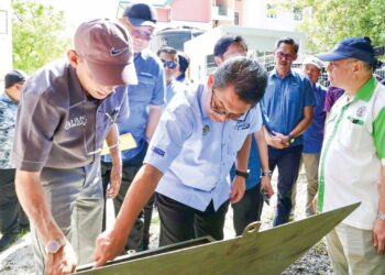 MUSTAPHA Sakmud (tengah) diiringi Naib Canselor UMS, Prof. Datuk Dr. Kasim Mansor (kanan) semasa lawatan ke tapak telaga tiub UMS di Kota Kinabalu, semalam.