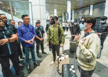 Hishamuddin Hashim (kiri) bercakap kepada pemberita selepas tujuh rakyat Malaysia yang menjadi mangsa sindiket pemerdagangan manusia selamat tiba di Terminal 1, KLIA, Sepang malam semalam. 
– UTUSAN/FAISOL MUSTAFA