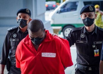 HASMERUN Hashim dibawa ke Mahkamah Majistret Kuala Lumpur bagi menghadapi pertuduhan menipu bakal pengantin hingga kerugian RM9,000, semalam. UTUSAN/MUHAMAD IQBAL ROSLI