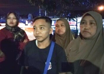NORISHAM Samsusah (kiri) bersama keluarganya ketika ditemui di lokasi penemuan rangka manusia di Kampung Batu  7, Tongkang Pecah di Batu Pahat malam semalam.