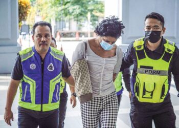 HAMID Khan Samoon dibawa oleh pihak polis ke Mahkamah Sesyen Kuala Lumpur, semalam bagi menghadapi tuduhan melakukan 
amang seksual fizikal terhadap seorang remaja lelaki berusia 16 tahun. 
– UTUSAN/AMIR KHALID