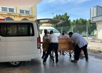 MAYAT wanita yang maut dalam kejadian pergaduhan dengan pekerjanya di Taman Rasi Jaya dekat Menglembu semalam, selesai bedah siasat di Jabatan Forensik HRPB di Ipoh dan dituntut keluarga hari ini. - UTUSAN