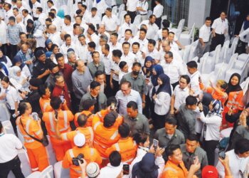 Anwar Ibrahim bersalaman dengan para pekerja PTP sempena Majlis Ramah Mesra Bersama Anggota PTP di Gelang Patah, Johor semalam. UTUSAN/RAJA JAAFAR ALI