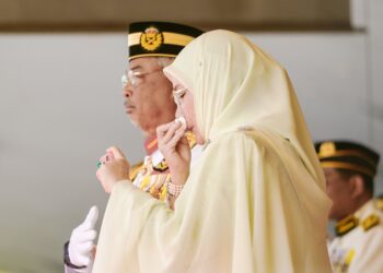 AL-SULTAN Abdullah Ri’ayatuddin Al-Mustafa Billah Shah dan 
Tunku Azizah Aminah Maimunah Iskandariah menahan sebak ketika 
mendengar deklamasi sajak dalam Istiadat Menjunjung Kasih Seri 
Paduka Baginda Yang di-Pertuan Agong Ke-16 di Kem Perdana Sungai 
Besi, Kuala Lumpur semalam. – UTUSAN/MUHAMAD IQBAL
