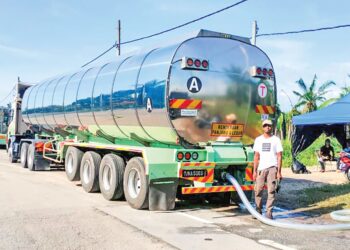 DERETAN lori menunggu giliran mengisi air dari  loji rawatan air LAP Sungai Rawa di Bagan Serai sebelum dibawa ke pihak industri di Pulau Pinang yang mengalami gangguan bekalan air, semalam. – UTUSAN/WAT KAMAL ABAS