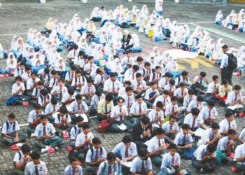 PELAJAR SMK Seksyen 7, Shah Alam membaca surah Yasin dan doa secara berjemaah sebelum memasuki dewan peperiksaan, seramai 365 pelajar sekolah itu dan dua calon persendirian adalah antara 72,929 calon yang menduduki SPM di Selangor. – UTUSAN/AFIQ RAZALI