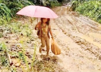 TANGKAP layar murid SK Magandai, Kota Marudu meredah laluan berlumpur dan licin akibat hujan.