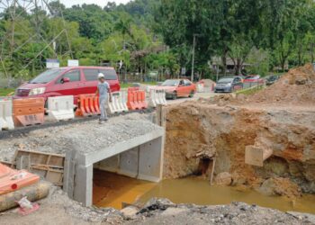 LOKASI kerja-kerja pembesaran pembetung di Jalan Bukit Katil, Melaka. – UTUSAN/SYAFEEQ AHMAD