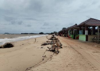 KEADAAN  jalan yang runtuh berdekatan gerai peniaga akibat hakisan di Pantai Teluk Bayu, di Kampung Pachakan, Besut, semalam. – UTUSAN/WAN ZURATIKAH IFFAH WAN ZULKIFLI
