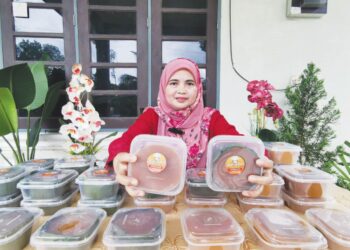 ROSIDAH Muda menunjukkan sebahagian daripada kuih bakul yang ditempah pelanggan menjelang sambutan Tahun Baharu Cina di Kampung Pelam, Kuala Terengganu, semalam. – UTUSAN/KAMALIZA KAMARUDDIN