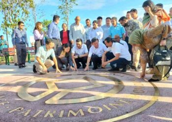 CHOW Kon Yeow (tengah) ketika merasmikan projek linear garden di Padang Kota Lama, George Town, hari ini.