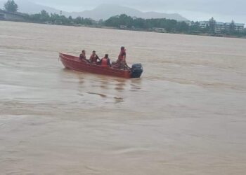 ANGGOTA bomba membantu mencari dua lelaki yang dipercayai terjun di Sungai Dungun selepas melarikan diri daripada polis berhampiran Jambatan Kuala Dungun, Dungun, hari ini. - UTUSAN/NIK NUR IZZATUL HAZWANI NIK ADNAN