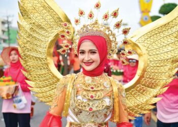 SENYUM manis yang dilemparkan oleh pemain industri pelancongan termasuklah peniaga di kedai-kedai makan merupakan antara ‘pelaris’ walaupun raut wajah sudah kelihatan penat.