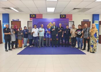 ZULKARNAIN Yasin (tujuh dari kanan) bergambar bersama Ahli Jawatankuasa Kawat di Pejabat JPJ Terengganu di Kuala Terengganu, semalam. - UTUSAN/KAMALIZA KAMARUDDIN