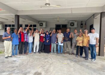 PESERTA Felcra Sri Makmur di Pekan, Pahang memohon pihak bertanggungjawab menyelesaikan bayaran tertunggak BTS sejak April tahun lalu yang dianggarkan berjumlah RM6.4 juta. - UTUSAN/NORHAFIZAN ZULKIFLI