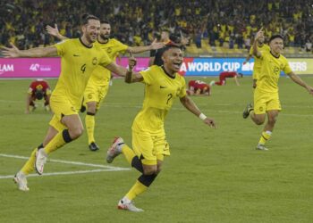 ARIF Aiman (kanan) dan Faisal Halim (dua dari kanan) perlu menjadi pencetus kepada kebangkitan Harimau Malaya menentang Bahrain hari ini. - UTUSAN/FARIS RUSADIO