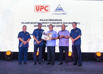 AMINUDDIN Harun (tengah) pada Majlis Perasmian Kilang Bancuh Konkrit UPC di Sendayan, Seremban, semalam.