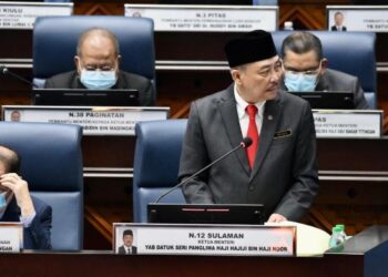 HAJIJI Noor semasa membentangkan tiga RUU dalam sidang khas DUN Sabah di Kota Kinabalu hari ini.