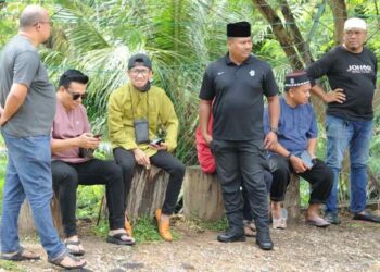 Yassin Senario (tiga dari kiri) menunggu jenazah Allahyarham Hamdan Ramli di Jabatan Perubatan Forensik HSA, Johor Bahru disini. UTUSAN/RAJA JAAFAR ALI