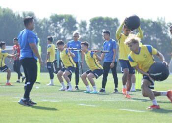 BARISAN Pemain Harimau Malaya menjalani sesi latihan kardio dalam menguatkan lagi otot-otot mereka.-IHSAN FAM