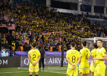 PEMAIN-Pemain Harimau Malaya memberi penghormatan kepada penyokong-penyokong yang hadir ke stadium memberi sokongan.-IHSAN FAM