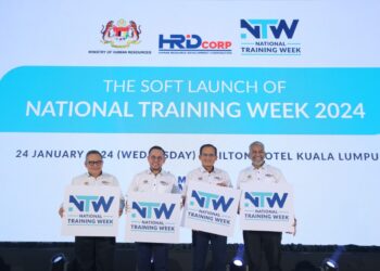 STEVEN Sim (dua, dari kiri) melancarkan Minggu Latihan Kebangsaan (NTW 2024) di Kuala Lumpur.