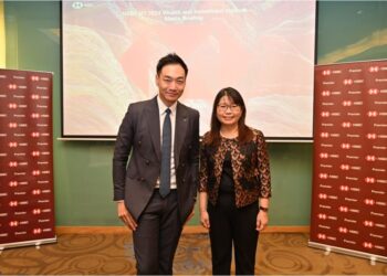 JAMES Cheo (kiri) pada taklimat media Tinjauan Kekayaan dan Pelaburan separuh pertama 2024 HSBC di sini, semalam.