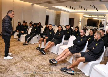 HAMIDIN Mohd. Amin mengadakan pertemuan dengan pemain-pemain Harimau Malaya di Doha, semalam menjelang pertemuan menentang Bahrain dalam saingan Piala Asia 2023, esok. - IHSAN FAM
