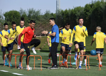 PEMAIN Harimau Malaya menjalani latihan di Doha, Qatar, semalam menjelang kempen Piala Asia 2023 menentang Jordan pada 16 Januari ini. - IHSAN FAM