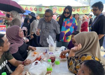 RASHIDI ZINOL (tengah) beramah-mesra bersama pengunjung Absolut Food Fest Penang di pekarangan Stadium Batu Kawan, Pulau Pinang, semalam. - Pix: SITI NUR MAS ERAH AMRAN