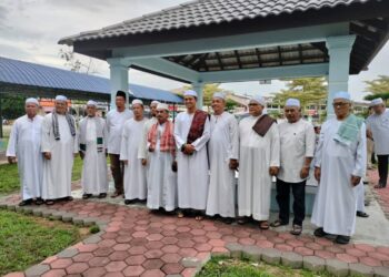 MOHD. FARED Mohd. Khalid (tengah) bersama sebahagian orang ramai yang menghadiri Majlis Batu Pahat Berselawat di Masjid Jamek Taman Sri Sulong, Batu Pahat.