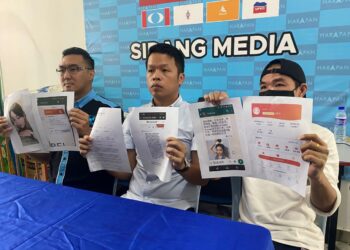 FOONG Mun Fei (kanan) bersama Chan Chun Kuang (tengah) dan wakil Malaysia International Humanitarian Organization (MHO), Daniel Khoo menunjukkan salinan aplikasi WhatsApp dan Ubei yang digunakan seorang janda bagi memperdaya Mun Fei sehingga kerugian RM29,000.