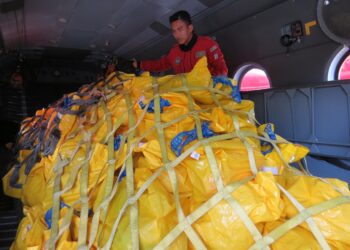 BEKALAN makanan yang akan dihantar ke kawasan perkampungan Orang Asli menggunakan helikopter di Gua Musang, Kelantan-UTUSAN/AIMUNI TUAN LAH