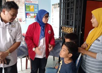 NORLIZA Noh (tengah) meluangkan masa beramah mesra bersama-sama mangsa banjir di PPS Balai Raya Kampung Batu Badak, Segamat.