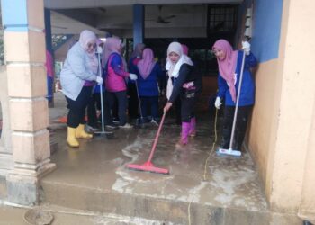 NURUL Amal Mohd. Fauzi (dua, kanan) menyertai gotong-rotong pada Program Misi Sukarelawan Puteri Malaysia di Kampung Pengkalan Ajal, Ajil, Hulu Terengganu, hari ini. - UTUSAN/NOOR HAYATI MAMAT