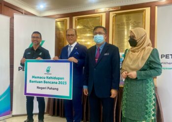 MOHAMMAD AHMAD SHAZLY Ramli (kiri) menyampaikan sumbangan Program Memacu Kehidupan: Bantuan Bencana 2023 Yayasan Petronas kepada Wan Rosdy Wan Ismail (dua dari kiri) di Wisma Sri Pahang di Kuantan, Pahang.