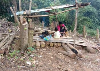 PENDUDUK Orang Asli terpaksa melarikan diri ke atas bukit selepas gajah liar menceroboh Kampung Bujuk, Pos Bihai, Gua Musang, Kelantan semalam. -IHSAN PENDUDUK