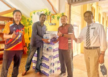 MOHAMED RIZWAN Abdul Ghafoor Khan (dua dari kiri) menyerahkan air mineral kepada wakil Sekolah Kebangsaan Wellesley di George Town, Pulau Pinang sebagai persediaan berdepan gangguan bekalan air berjadual minggu depan.