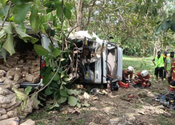 KEADAAN kemalangan melibatkan lori dan van yang menyebabkan empat cedera di KM 157.9 PLUS berhampiran Sungai Bakap, Pulau Pinang, tengah hari tadi. - Pic: IHSAN BOMBA