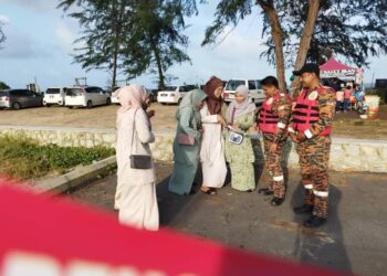 ANGGOTA JBPM Terengganu melakukan  rondaan dan mengedar risalah keselamatan sempena musim tengkujuh di Pantai Batu Buruk, Kuala Terengganu, baru-baru ini. - UTUSAN/TENGKU DANISH BAHRI TENGKU YUSOFF