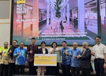 NGA Kor Ming (empat dari kanan) pada Majlis Penyampaian Hadiah Pertandingan Reka Bentuk Pembinaan Pasar Awam Bukit Mertajam di Bandar Perda, Pulau Pinang, hari ini.