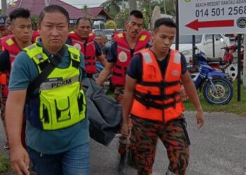 ANGGOTA pasukan mencari dan menyelamat  mengusung mayat Muhammad Hazrie Ezani Abdullah yang ditemukan lemas di kawasan paya berhampiran Kampung Rantau Abang, Dungun, petang tadi. - UTUSAN/NIK NUR IZZATUL HAZWANI NIK ADNAN