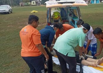 MANGSA tidak sedarkan diri selepas diselamatkan rakannya apabila lemas dibawa arus ketika mandi di Pantai Sepat di Kuantan, Pahang. - FOTO IHSAN APM PAHANG