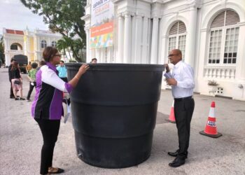 A. RAJENDRAN (kanan) meninjau tangki air yang akan ditempatkan di lokasi-lokasi dikenal pasti di sekitar kawasan pulau di Pulau Pinang sebagai persediaan menghadapi gangguan bekalan air minggu depan.